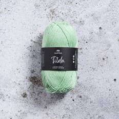 Svarta Fåret Tilda 587 Pastel grøn Indhold: 50% Bomuld, 50% Akryl Vægt/længde: 50 g = ca. 150 meter Anbefalede pinde: 3.50 mm Strikkefasthed: 10 cm = 26 m Vask: Maskinvask, max 40°C / Tørres fladt.