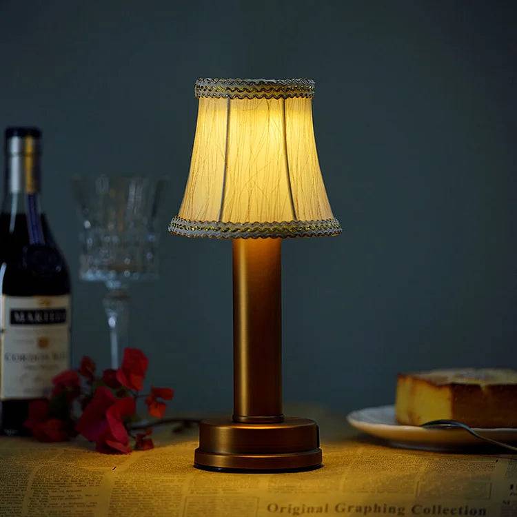 GleamLight Bordslampa - Raffinerad Messing Bordslampa för Modern Belysning och Atmosfär - Matt guld / Vit spets