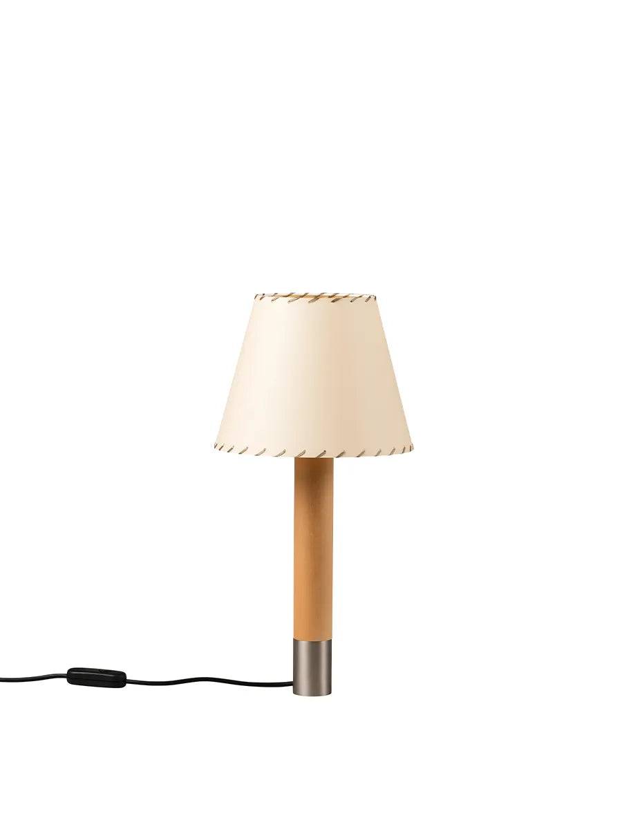 Básica M1 Bordlampe fra Santa and Cole Stitched beige parchment / Nickel - Jacobsen Plus