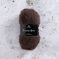 Svarta Fåret Brushed Alpaca 009 Espresso martini Indhold: 91% alpaca, 9% nylon Vægt/længde: 50 g = ca. 110 meter Anbefalede pinde: 6 mm Strikkefasthed: 10 x 10 cm = 12-18 m x 18-24 p Vask:Håndvask.