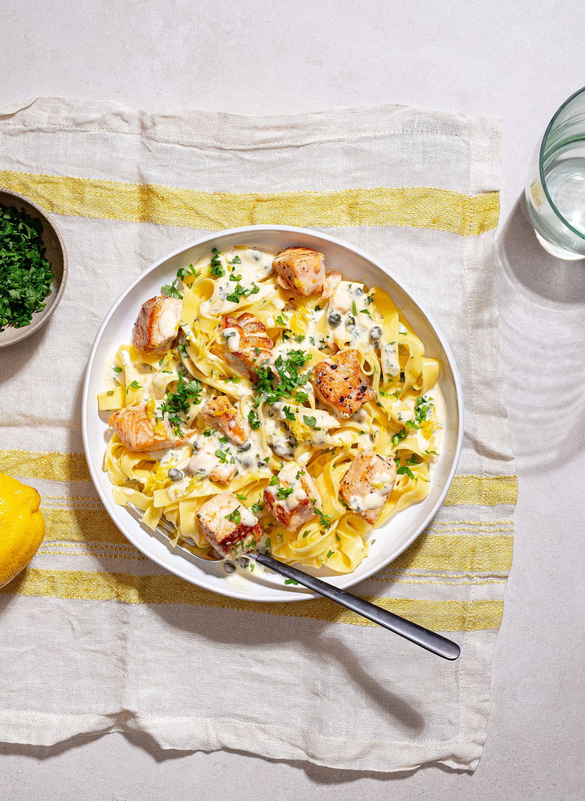 Lax med pasta och krämig citronsås