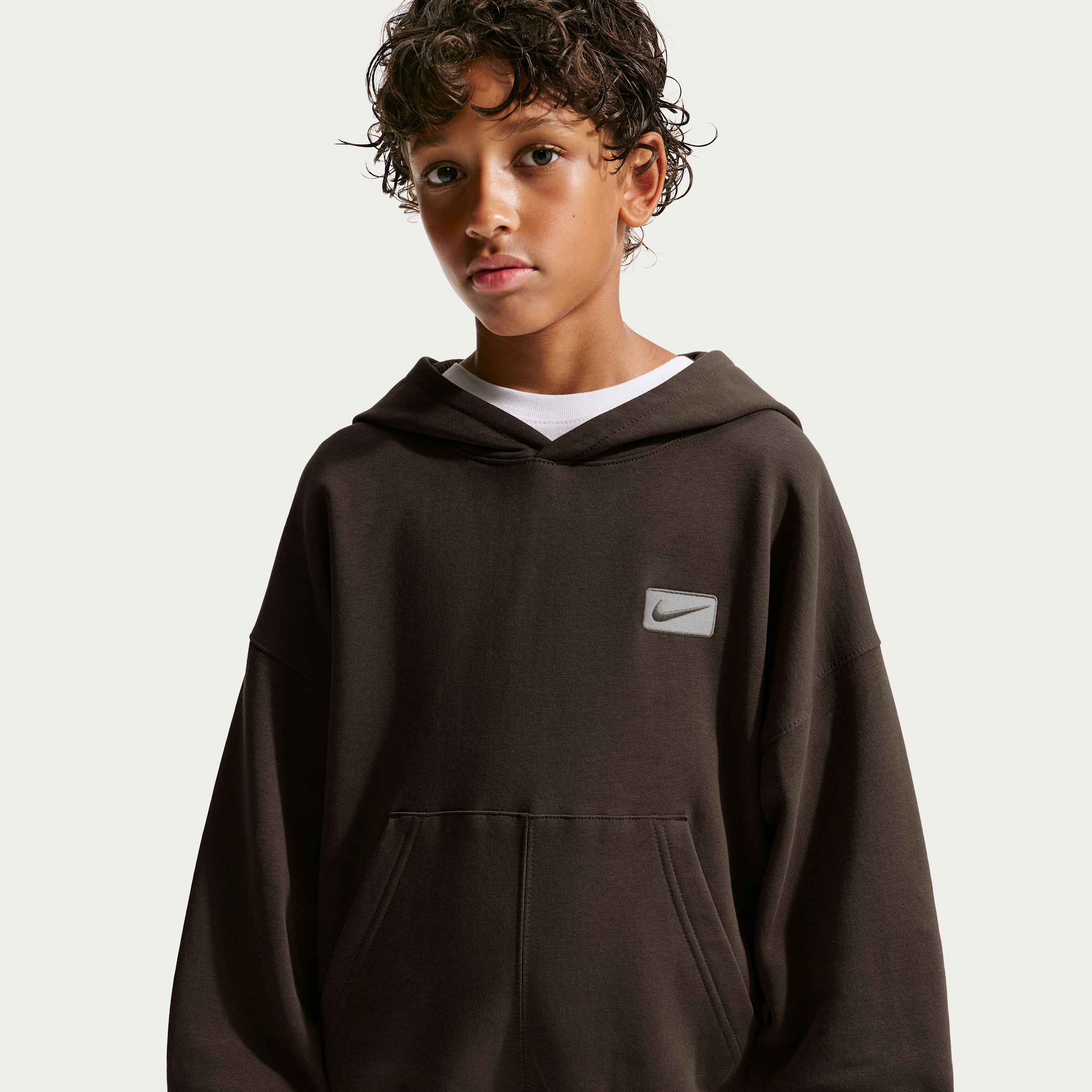 Oversized Nike -pullover med hætte til større børn (drenge) - brun