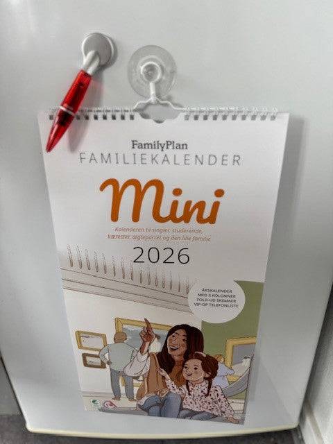 Familiekalender MINI Kalenderåret 2026, 3-pers. - PAKKE inkl. Sugekop og Magnetpen