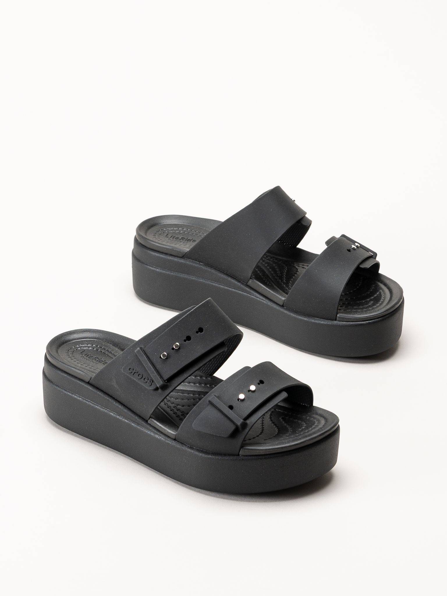 Crocs - Brooklyn Buckle - Svarta platå slip in storlek W6 (36-37) Sandaler (W6 (36-37))