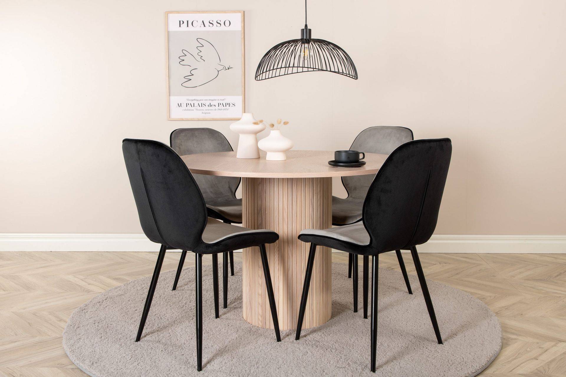 Bianca runt matbord med 4st Emma matstol - Matgrupp Vit Venture Home