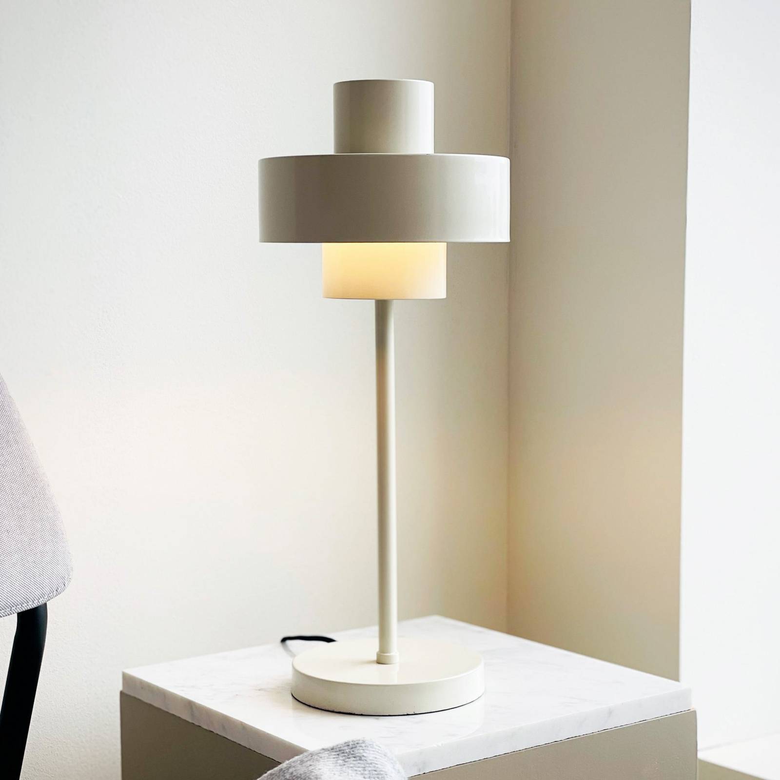 Dyberg Larsen Bordslampa Stoke, Vitt / opal, Vardagsrum / matsal, Metall, Design, Bordslampa