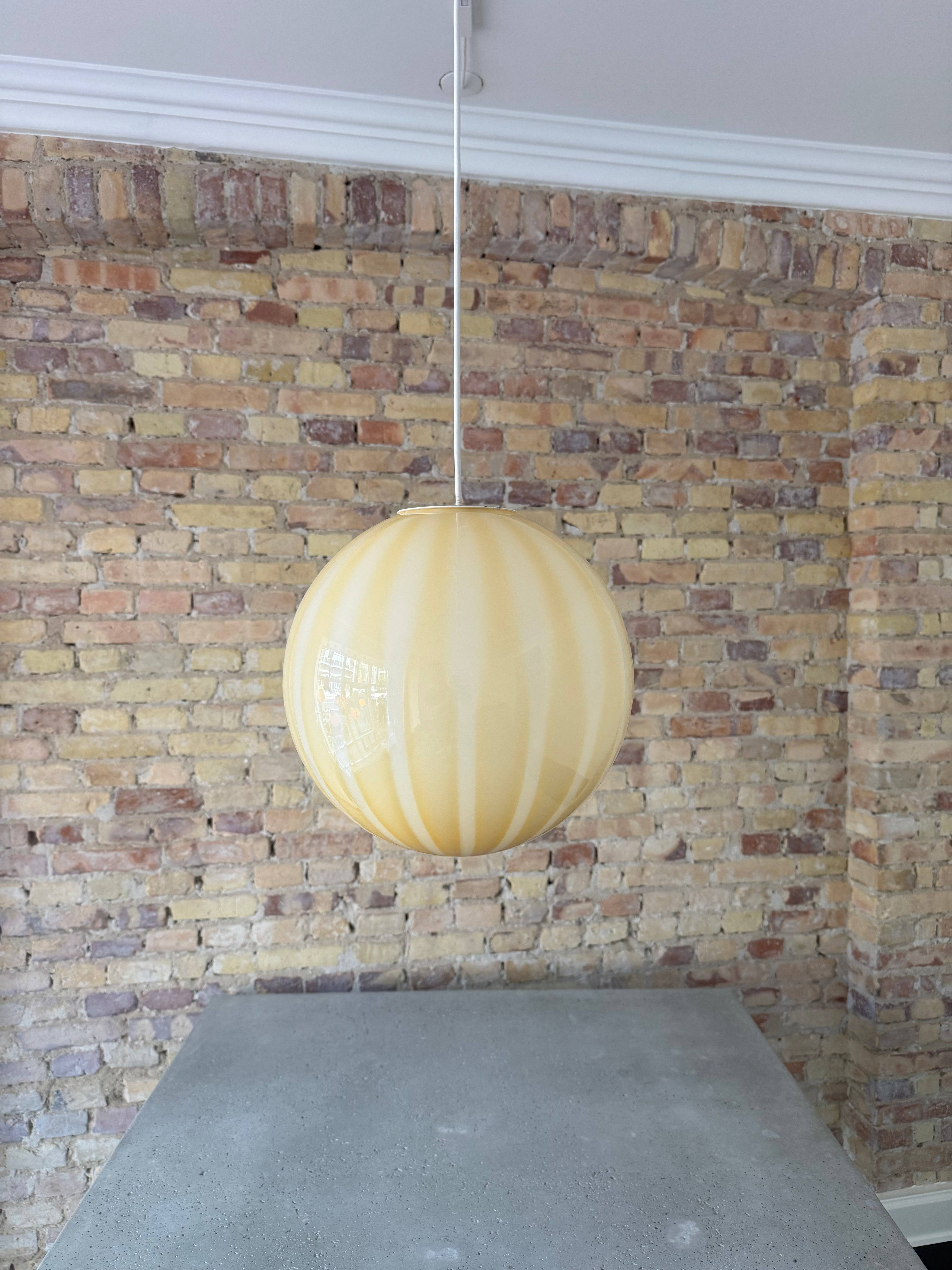 Gul stribet candy Murano pendel, 30 cm