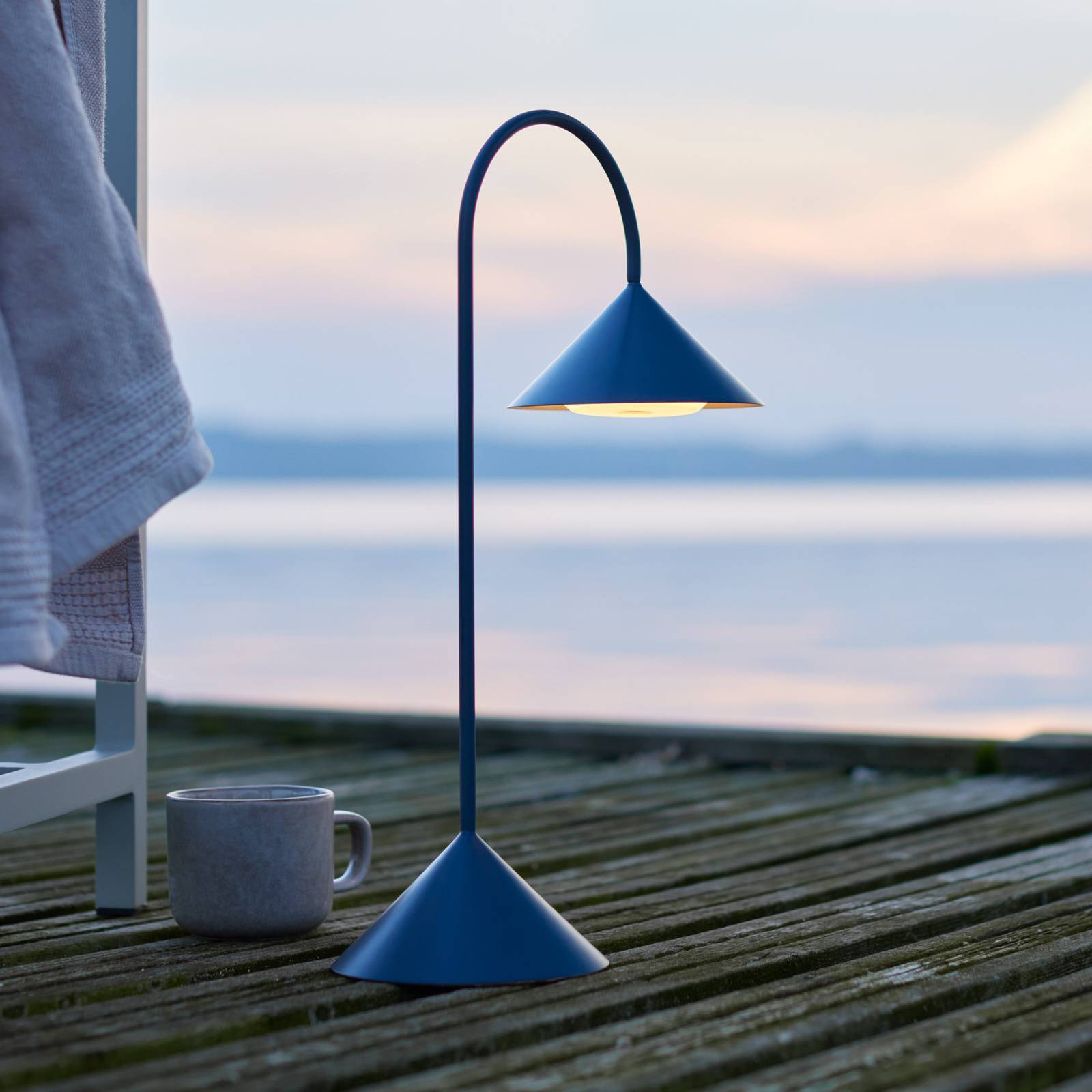 FRANDSEN LED-batteridriven bordslampa Grasp, petrol, 47 cm, metall dimbar, Blå, Metall, Design
