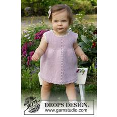 38-3 Enchanted Time Dress by DROPS Design DOWNLOAD OPSKRIFTEN HER Strikket kjole til baby og børn i DROPS Cotton Merino. Arbejdet strikkes sidelæns med retstrik og hulmønster. Størrelse 0 – 4 år. Pinde og tilbehør lægges i kurven separat. Se alle opskrifter fra DROPS her. .