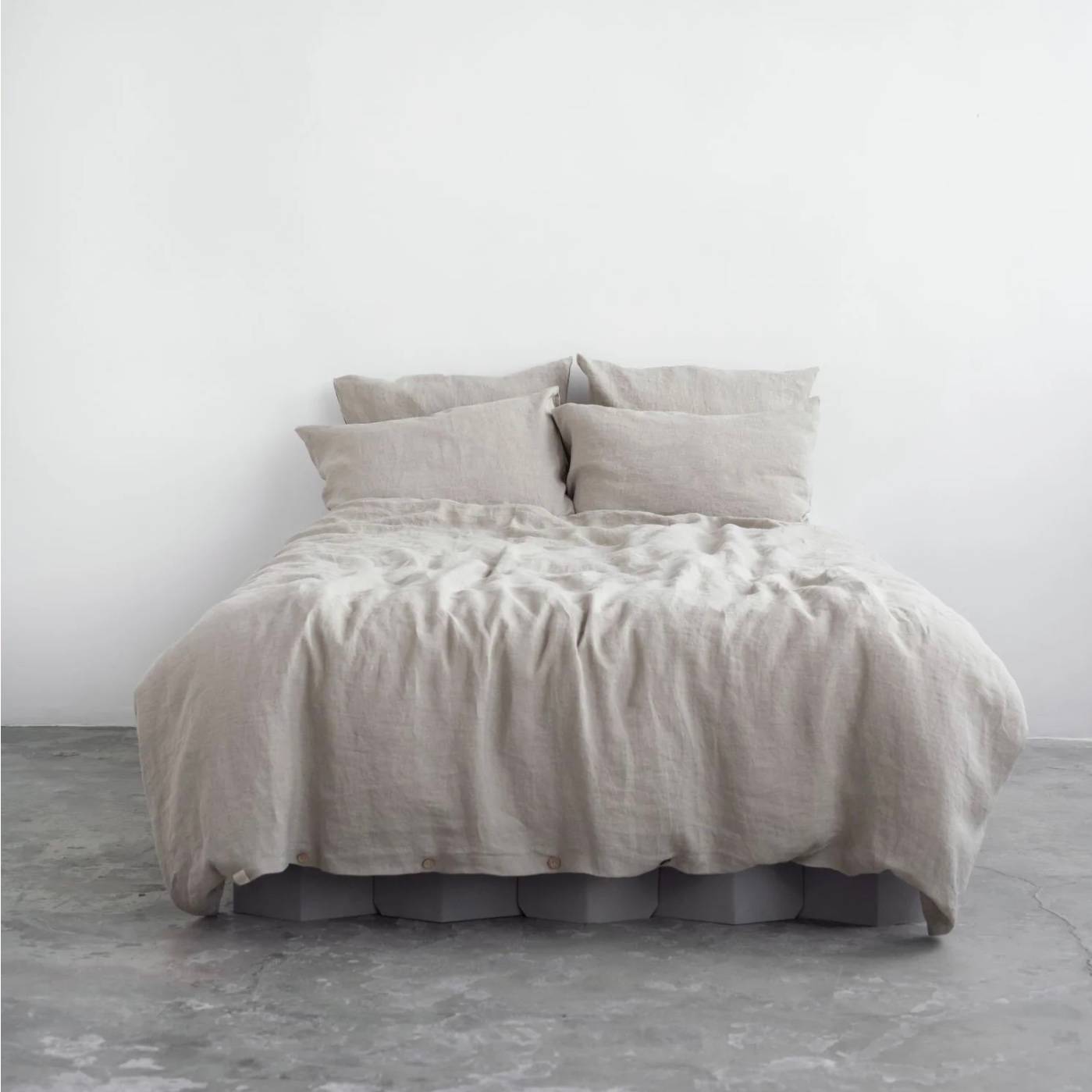 Sengetøjssæt Vasket Hør - Natural - Linen Tales - 240x220 cm + 2stk 50x70 cm.