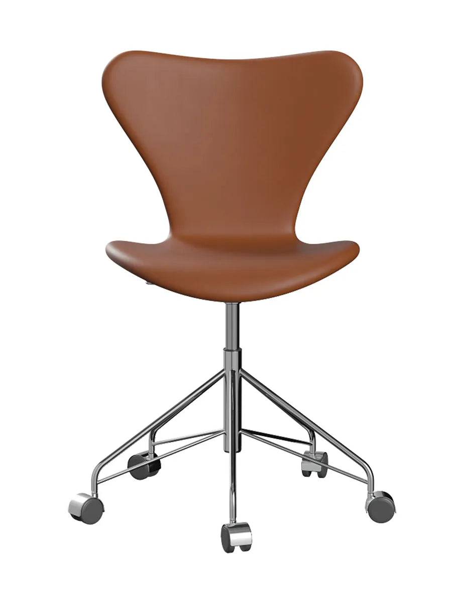 3117 Serie 7 Kontorstol af Arne Jacobsen Fuldpolstret / Essential læder / Valnød - Jacobsen Plus