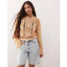 Miss Selfridge - Cremehvid og tekstureret bluse med knapper i gammel stil