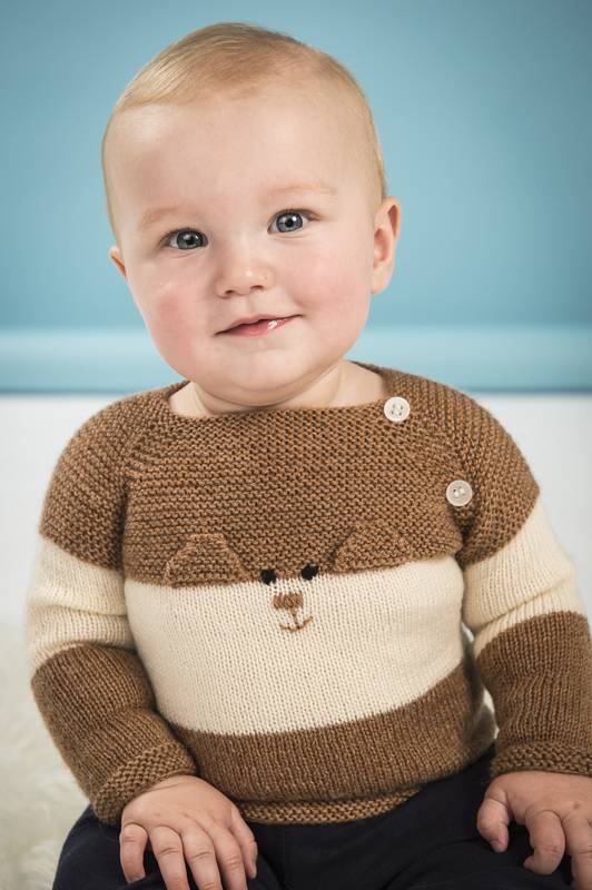 137-8 Bamsesweater DOWNLOAD OPSKRIFTEN HER Strikket babybluse med bamsemotiv i Mayflower Easy Care. Størrelse 0-3 år. Pinde og tilbehør lægges i kurven separat. Se alle dameopskrifter fra Mayflower her...
