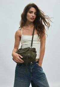 STUDDED CITY BAG WITH ZIP PULLERS - Handväska - khaki