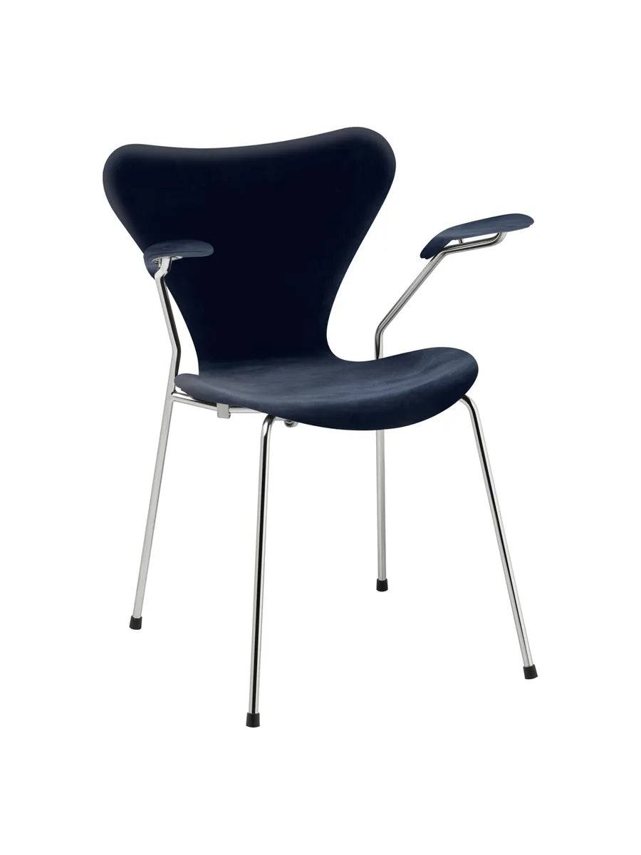 3207 Serie 7 Armstol af Arne Jacobsen Fuldpolstret / Belfast (velour) / Midnight blue - Jacobsen Plus