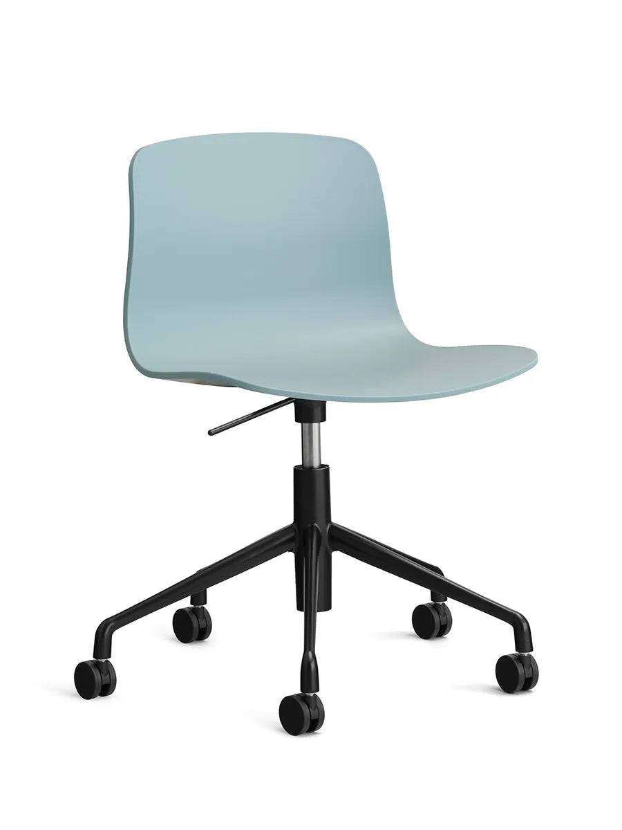 About a Chair AAC50 fra Hay Dusty Blue / Sort pulverlakeret aluminum - Jacobsen Plus