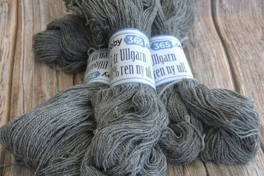 1 kg. mörkgrå 2-trådigt ullgarn Varumärke: Hobby365
