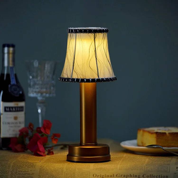 LuxeSilk Trådlampa - Elegant Trådlös Bordslampa för Stämningsfulla Rum - Mat Guld / Svart spets