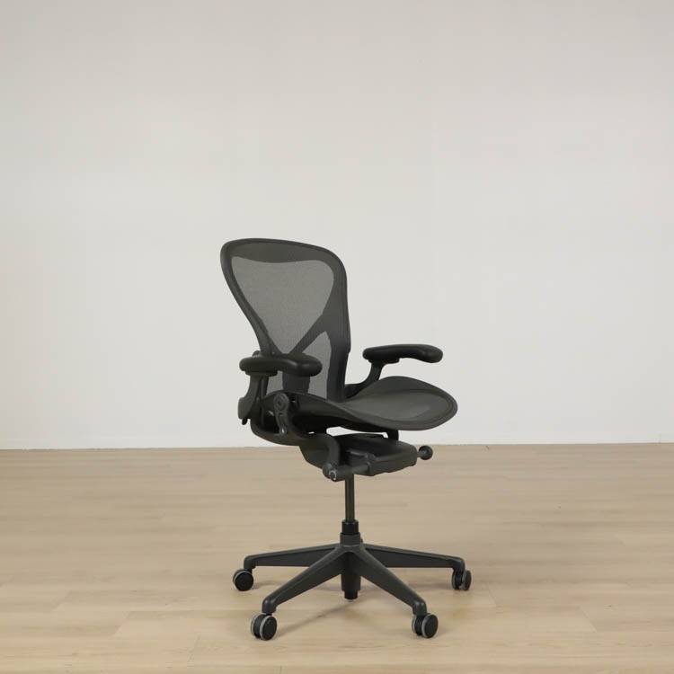 Kontorsstol Aeron Re-Mastered Medium - Utan Svankstöd