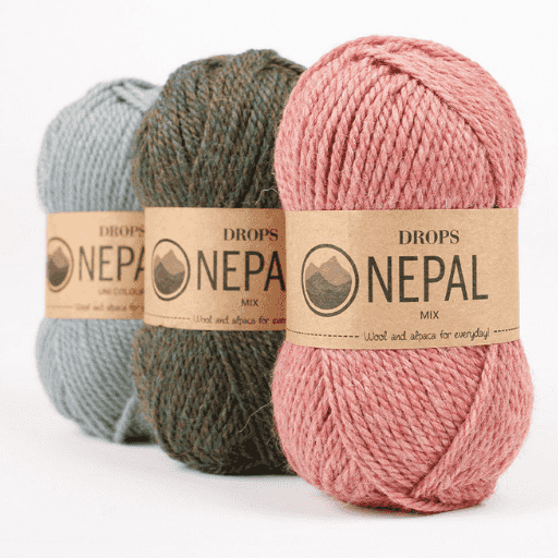 DROPS Nepal 8912 Blush (Mix) Indhold: 65% Peruvian Highland Uld, 35% Superfin Alpaca Garngruppe: C (16 - 19 masker) / 10 ply / aran / worsted Vægt/længde: 50 g = ca. 75 meter Anbefalede pinde: 5 mm Strikkefasthed: 10 x 10 cm = 17 m x 22 p Håndvask, max 30°C / Tørres fladt / Kan filtes.