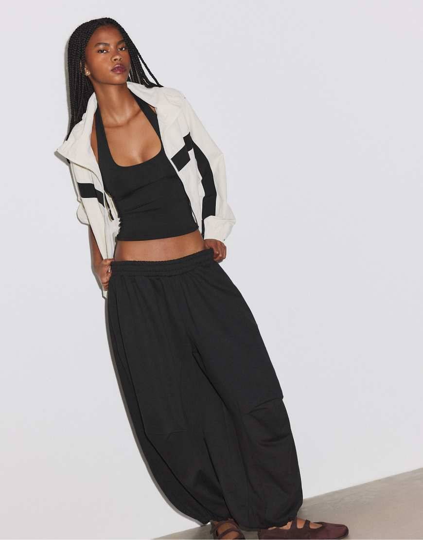 Stradivarius ballon-joggingbukser med stoppere i sort - XL