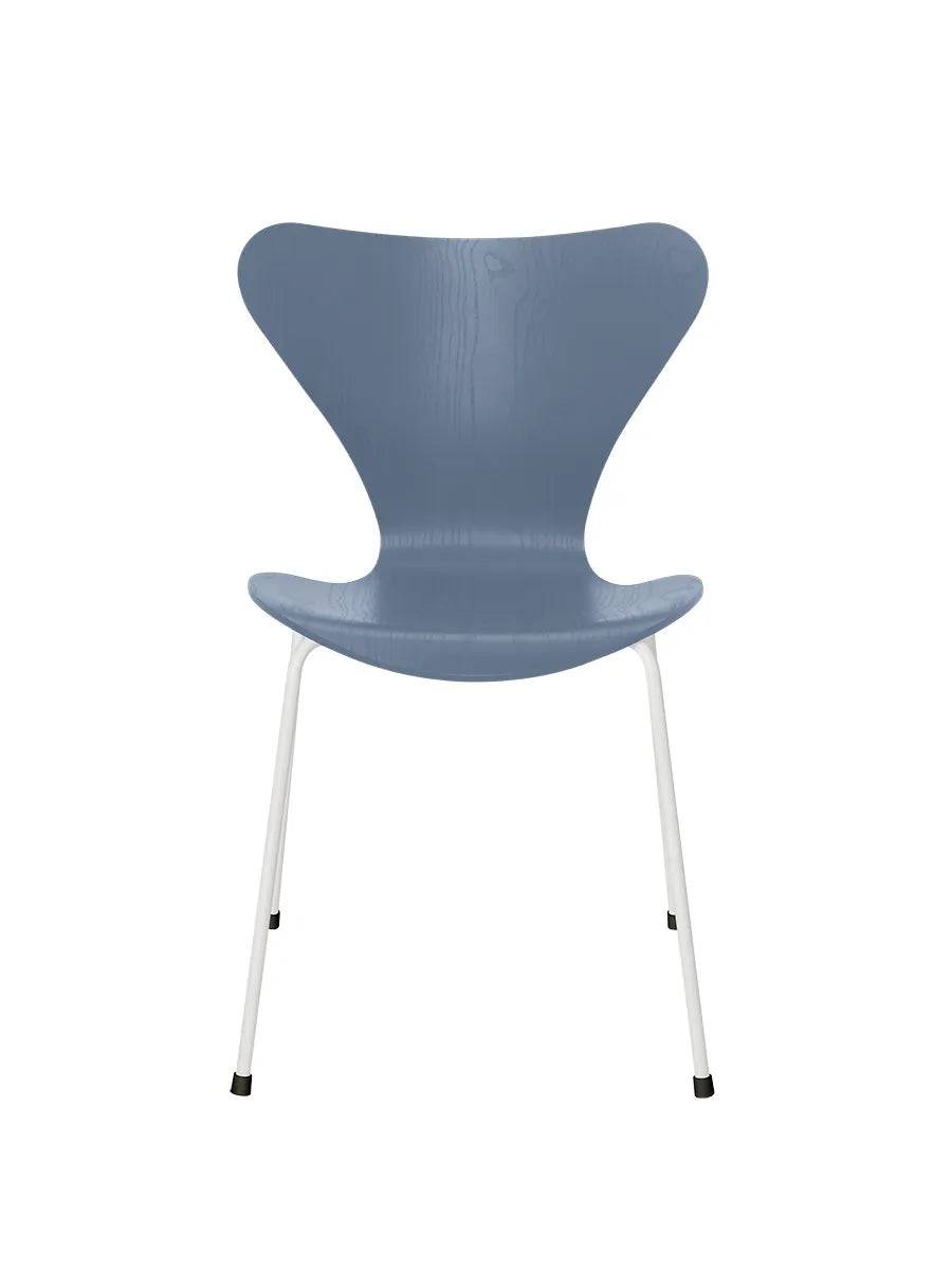 3107 Serie 7 stol i farvet ask af Arne Jacobsen Dusk Blue / Hvid - Jacobsen Plus