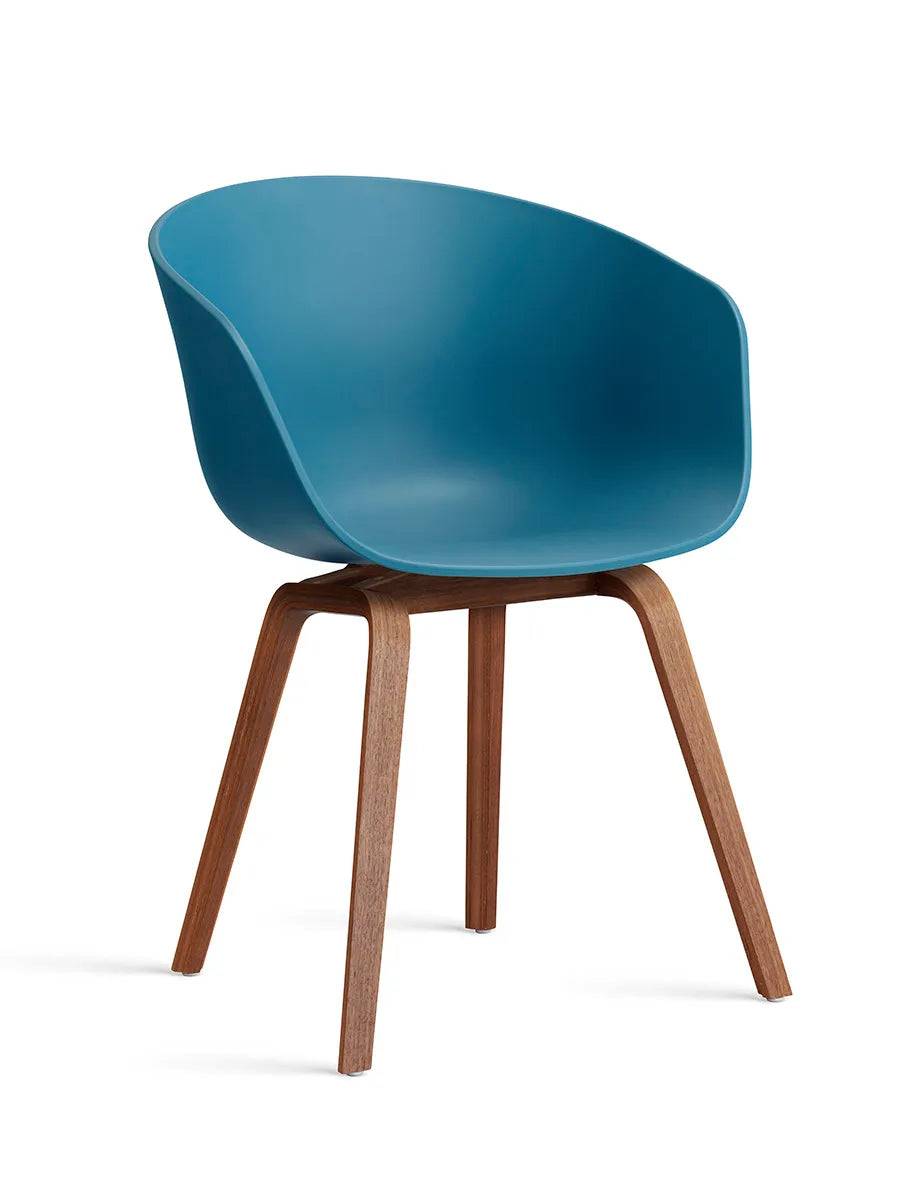 About a Chair AAC22 fra Hay Azure Blue / Lakeret valnød - Jacobsen Plus