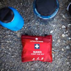 LIFESYSTEMS Light & Dry Nano First Aid Kit | Let og Vandtæt