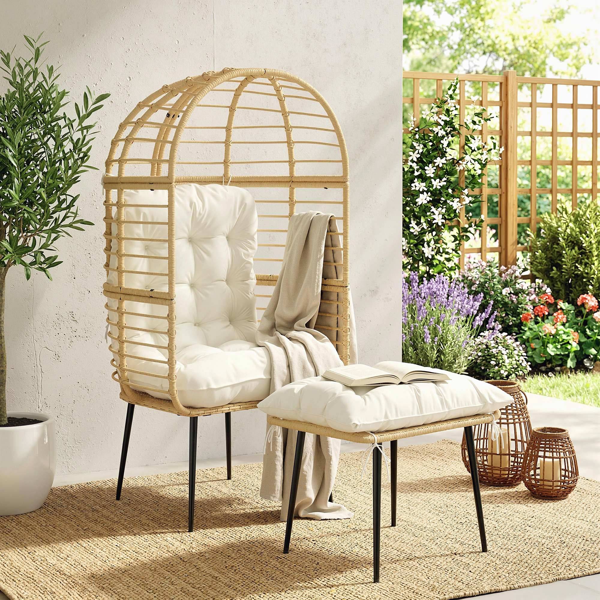 Havestol med fodskammel, ægformet fletstol i PE-rattan med lange og tykke hynder, metalstel, beige.