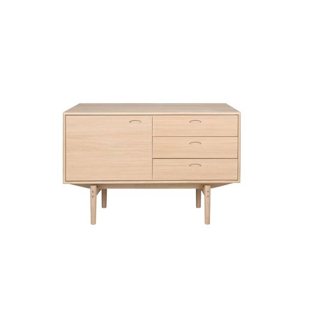 AERIS LILLE SKÆNK - FINÉRET/MASSIV TRÆ - MÅL: 118 X 75 X 45 CM. - Røget eg