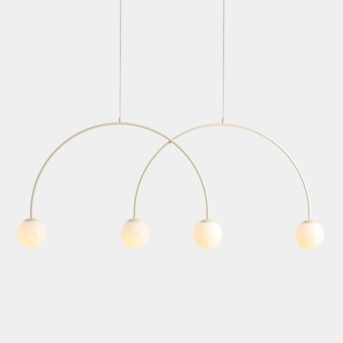 Twiggy - Loftlampe i cremefarvet metal og 4 hvide glaskupler, bredde 149 cm.