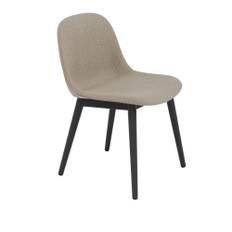 Muuto - Fiber Side Chair, Wood Base, Clay 10/Anthracite Black - Matstolar - Iskos-Berlin - Beige - Trä/Textilmaterial/Plast