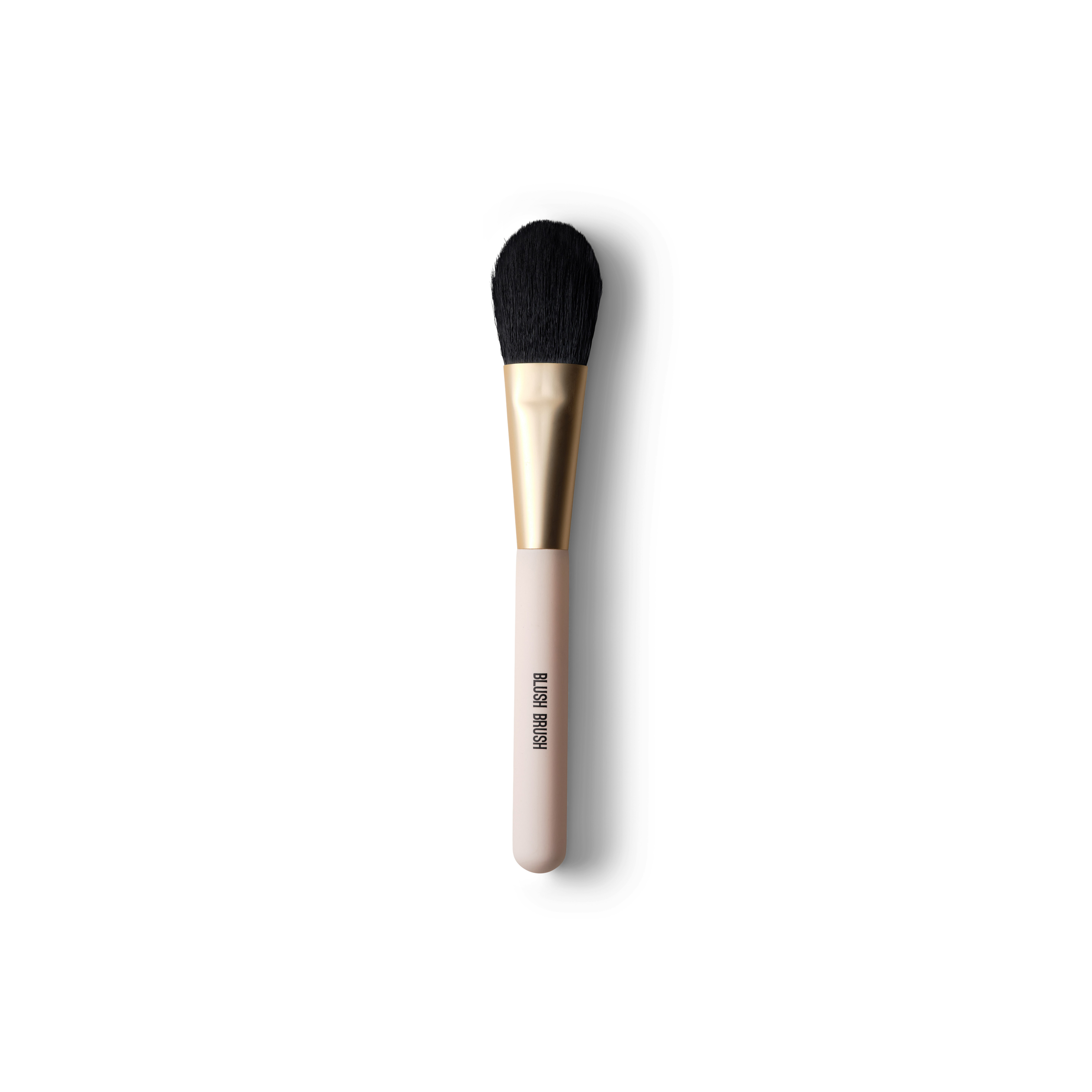 Blush Brush — Vores Blush Brush giver giver en jævn påføring, bløde og syntetiske børstehår og kan også bruges til contouring, highlights og bronzer.