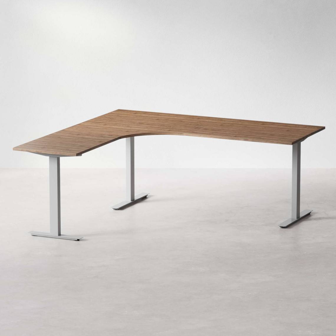 Fast hjørne skrivebord, Størrelse 200x200 cm, Bordplade Valnød, Stativ Sølv.
