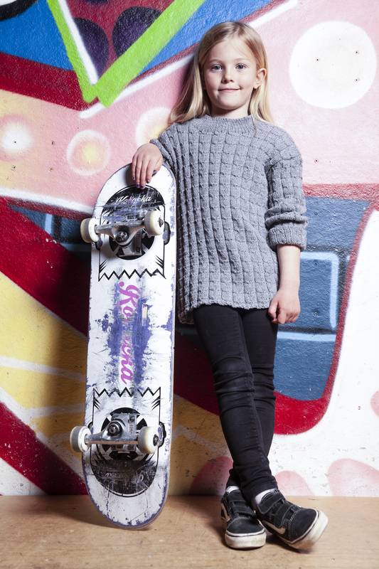 2638 Børnebluse med snoninger DOWNLOAD OPSKRIFTEN HER Strikket bluse til børn i Svarta Fåret Blue Ocean Cotton. Størrelse 4-12 år Pinde og tilbehør lægges i kurven separat. Se alle opskrifter fra Svarta Fåret her ..
