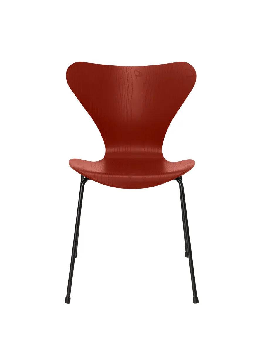 3107 Serie 7 stol i farvet ask af Arne Jacobsen Venetian Red / Sort - Jacobsen Plus
