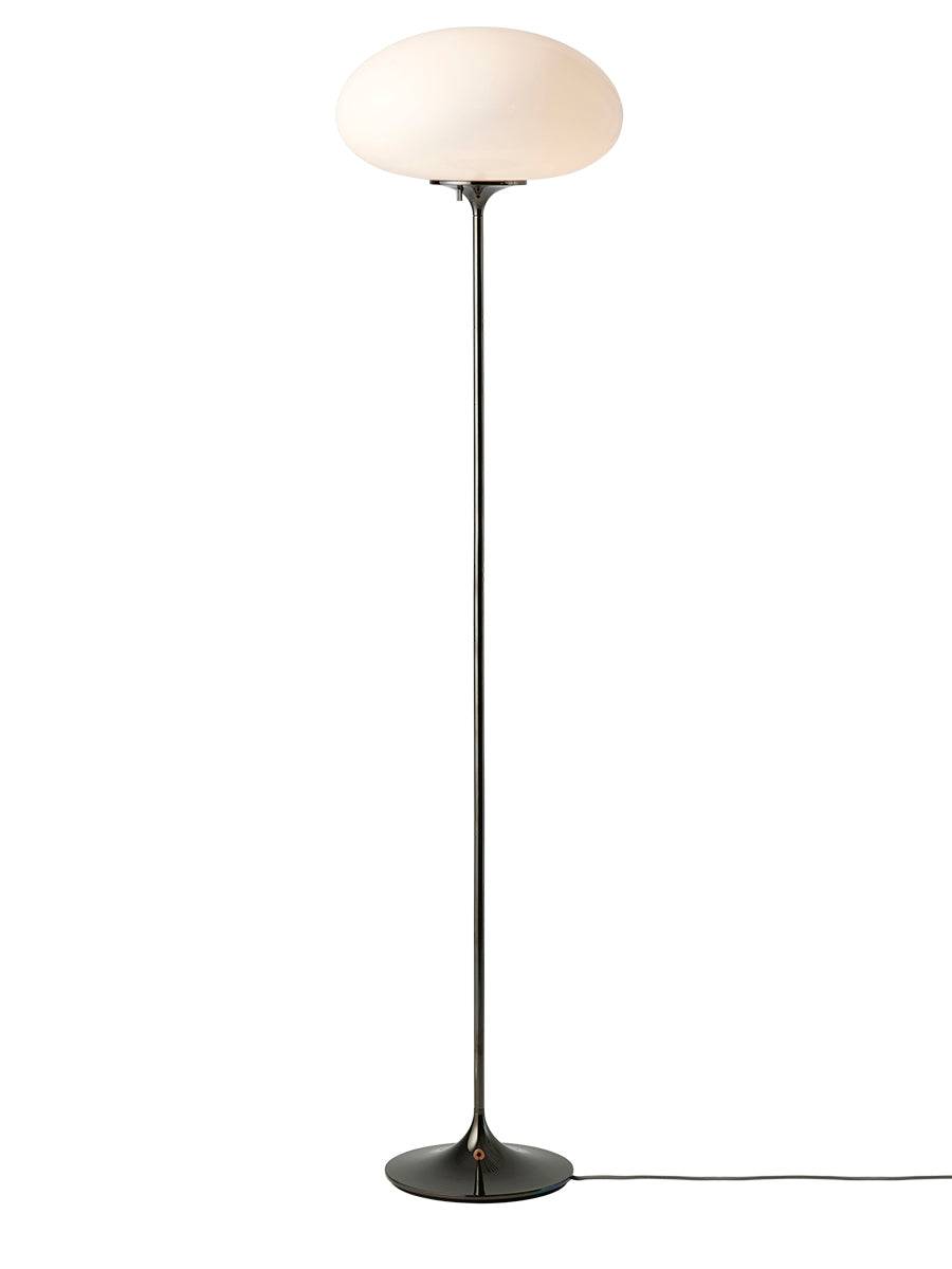 Stemlite opal gulvlampe, H150 fra GUBI Black Chrome - Jacobsen Plus