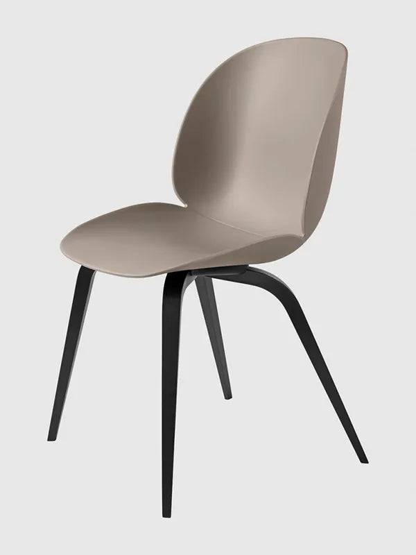Beetle Chair, upolstret fra GUBI New beige shell / Wood base / Black stained beech base - Jacobsen Plus