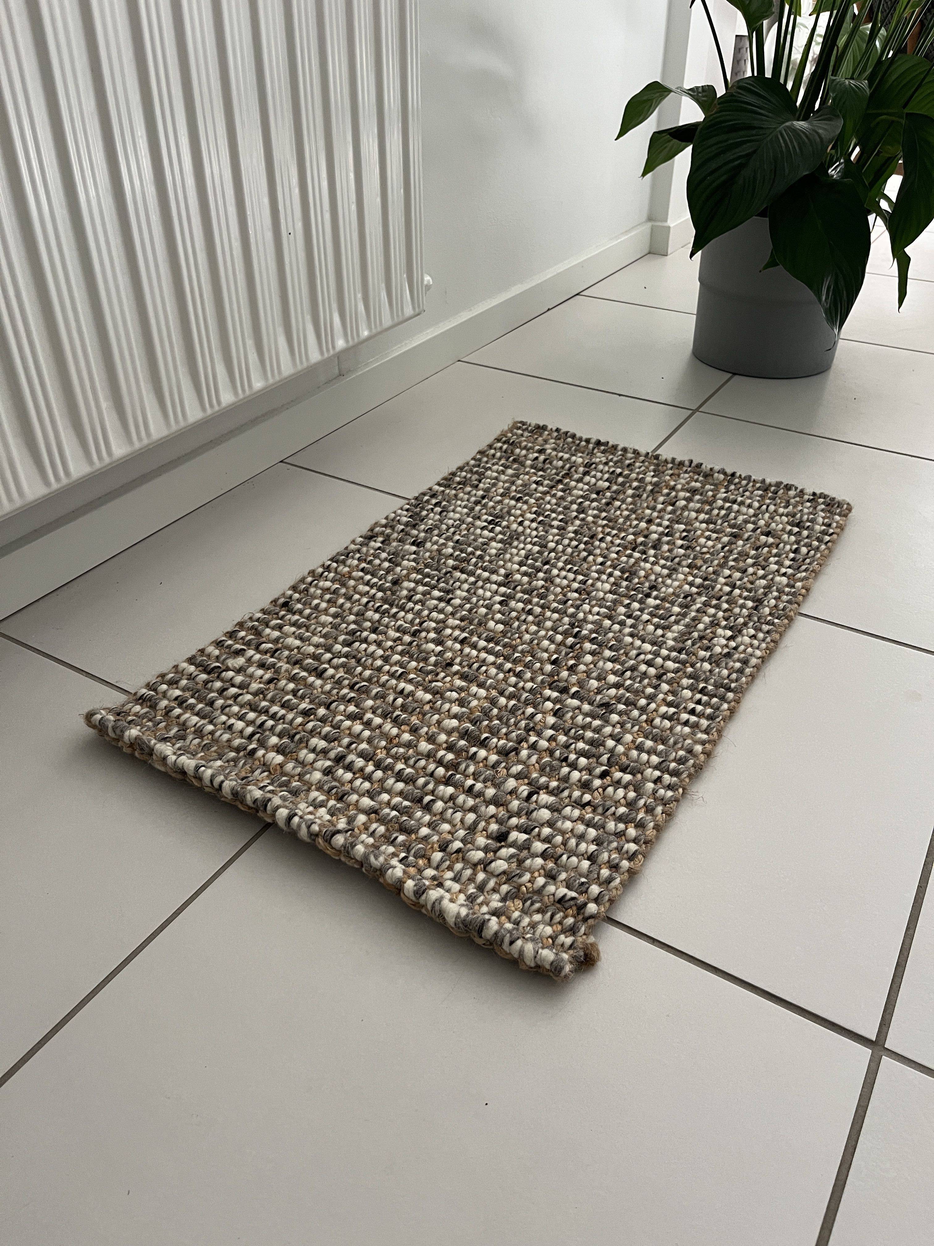 Jute tæppe af jute og uld, et dekorativt og slidstærkt tæppe - fås i flere størrelser. Jute tæppe - Jute 50%/Uld 50% - Natur - 60 x 90 cm.