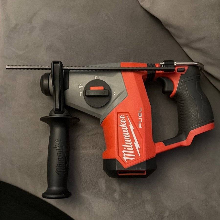 Milwaukee M12 FHAC16 borrhammare med SDS-plus borrset