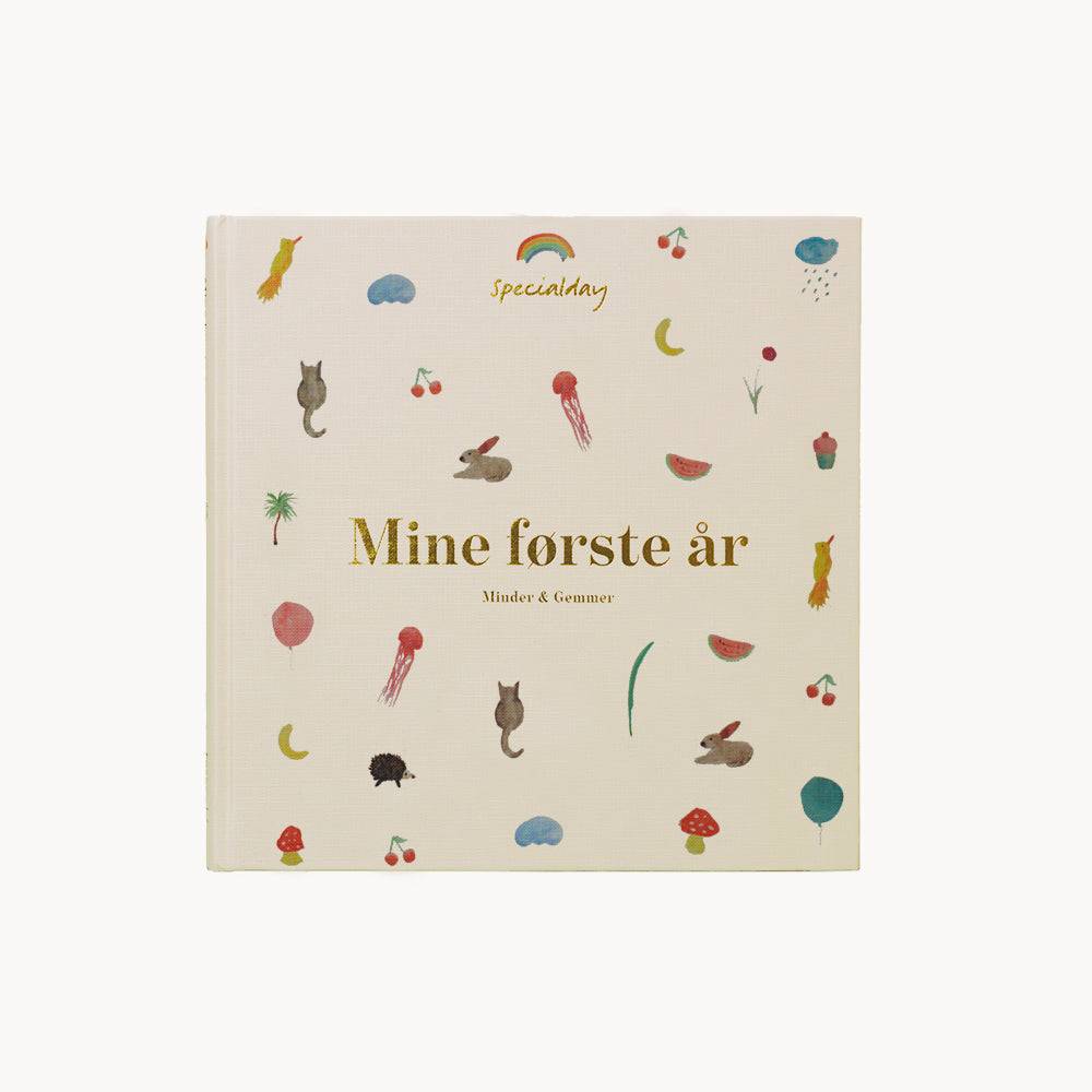 barnets bog - mine første år - creme bog