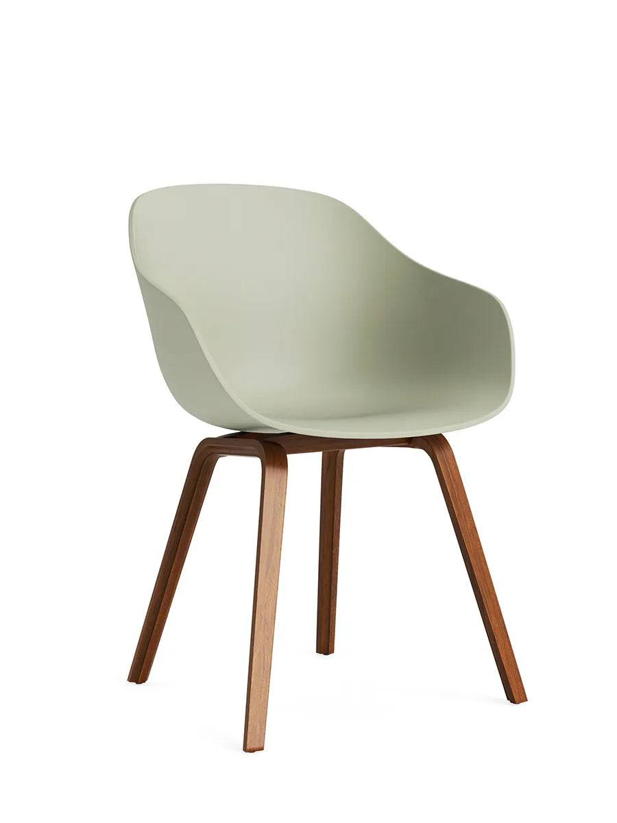 About a Chair AAC 222 fra Hay Pastel green / Lakeret valnød - Jacobsen Plus
