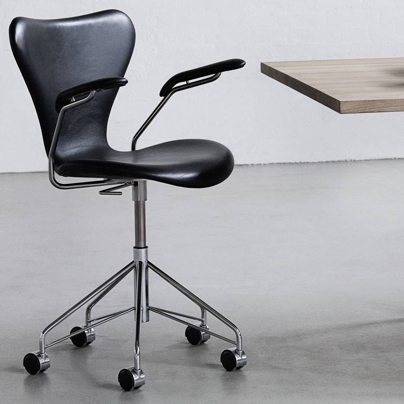 Fritz Hansen Serie 7 Drejearmstol Fuldpolstret Læder