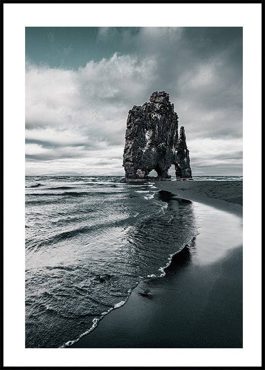 View of Basalt Stack - Hvitserkur Poster (100x140cm) - Plakater > Natur Posters, BD