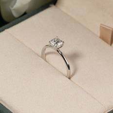 SOLITAIRE BASKET-SET CUSHION DIAMOND RING - 0.75ct - WG - Ring - Sisi Copenhagen