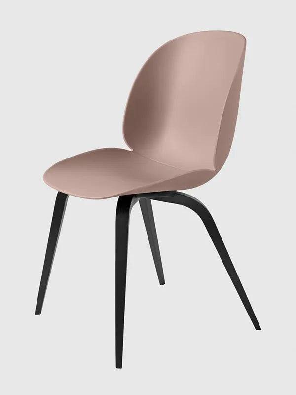 Beetle Chair, upolstret fra GUBI Sweet pink shell / Wood base / Black stained beech base - Jacobsen Plus