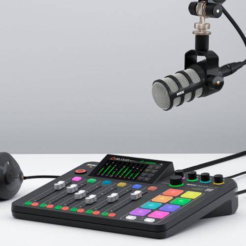 RODEcaster Pro II med fire mikrofonsæt til podcasting
