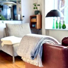 Diagonalstribet lys grå Læsø Plaid® i 100% ren ny uld