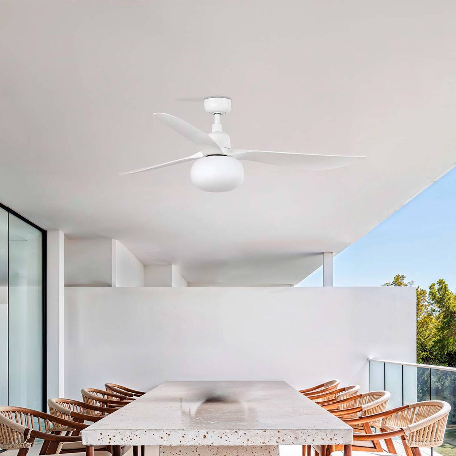 FARO BARCELONA Takfläkt med lampa Outwood, vit, DC, tyst, Ø150cm dimbar, Vardagsrum / matsal, Syntetmaterial, Modern