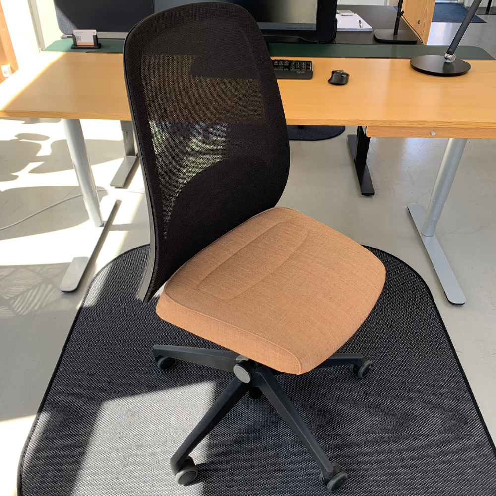 HEJ kontorstol med polstret sæde i orangebrun - Aarhus outlet.